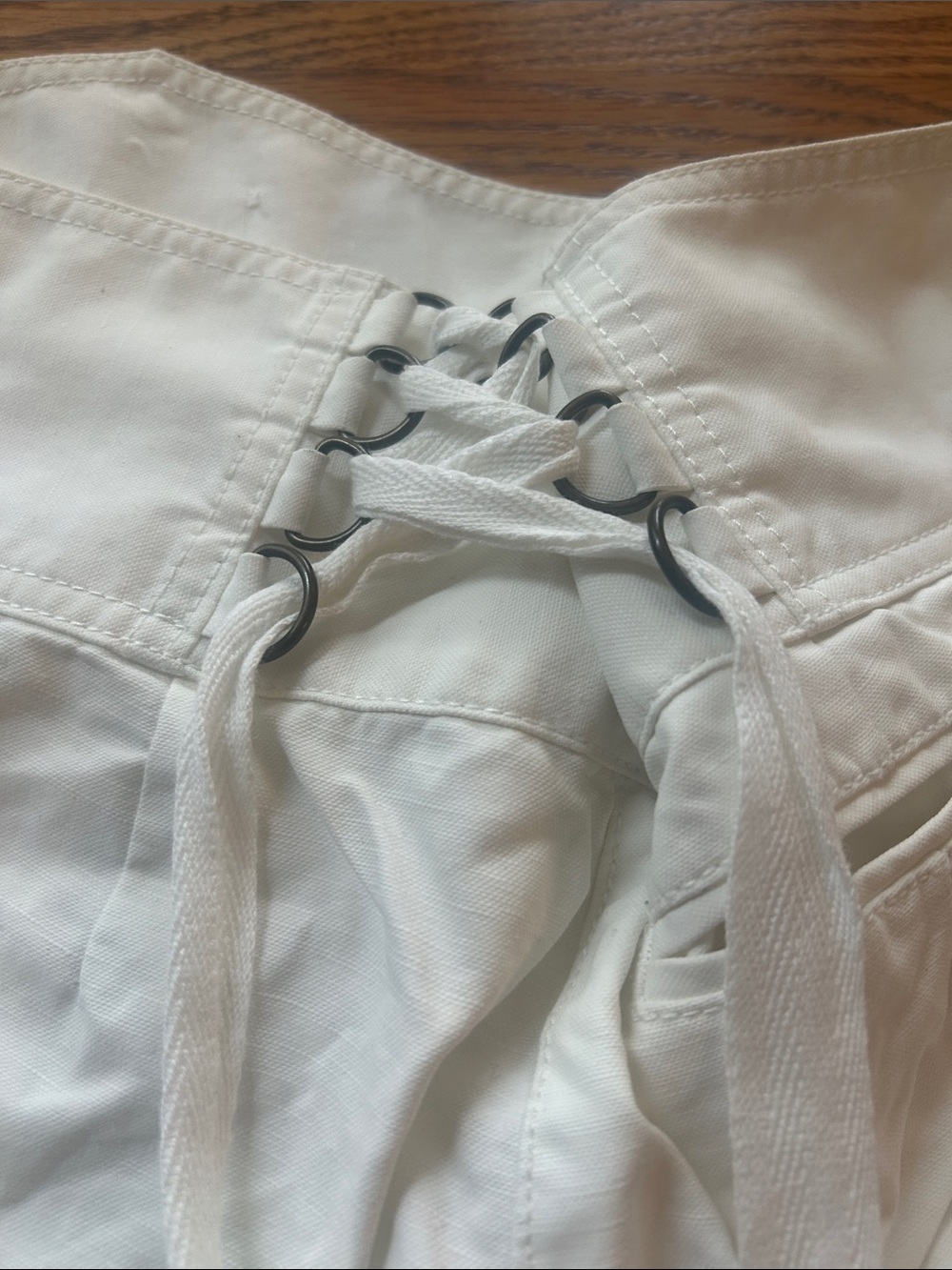 Vintage BCBGMaxAzria Runway White Shorts Size 2 - Picture 11 of 14